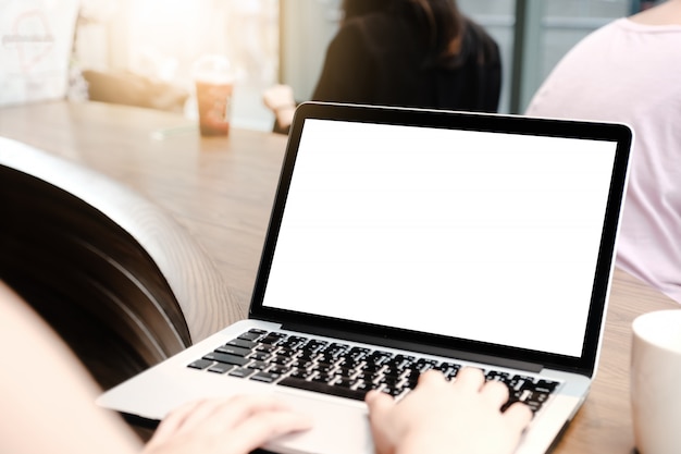 Foto sluit omhoog van vrouw die laptop met behulp van