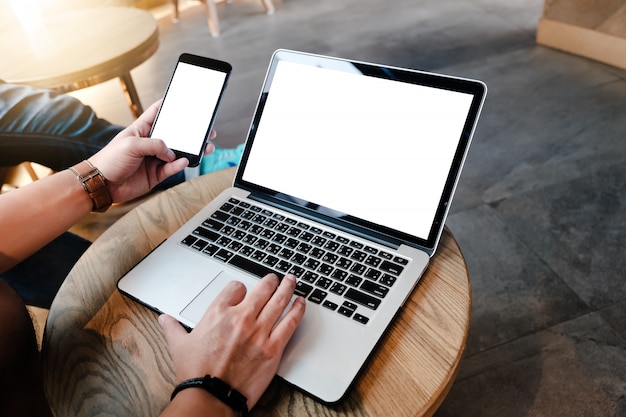 Sluit omhoog van vrouw die laptop met behulp van