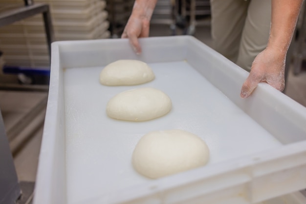 Sluit omhoog van vrouw die Pizzadeeg kneden.