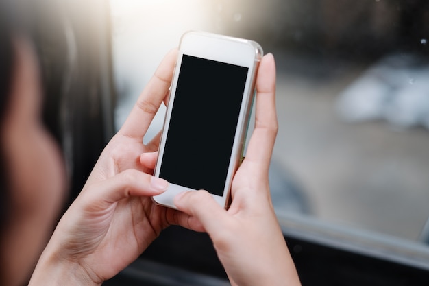 Foto sluit omhoog van vrouw gebruikend mobiele slimme telefoon, die massages verzendt.