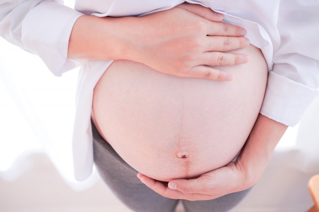 sluit omhoog van zwangere vrouw met grote buik