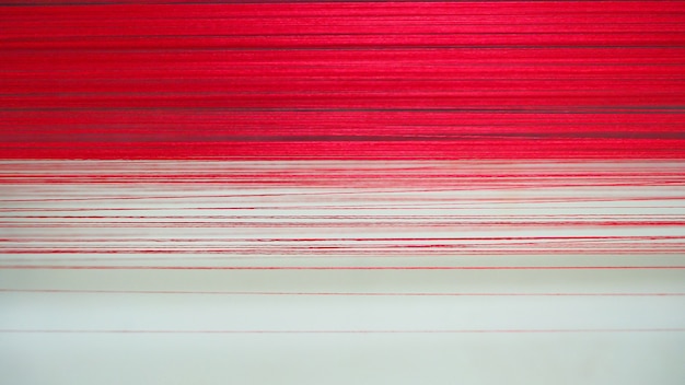 Sluit omhoog vele rode filament gestreepte textuur van draden.