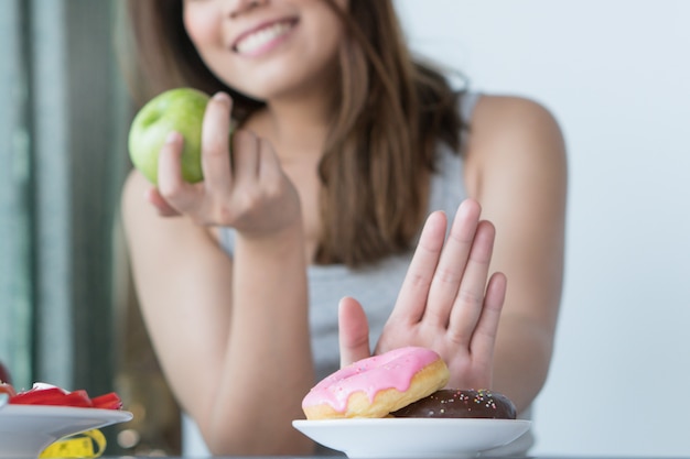 Sluit omhoog vrouwelijke gebruikende hand kies groene appel.