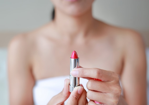 Sluit omhoog vrouwen open lippenstift