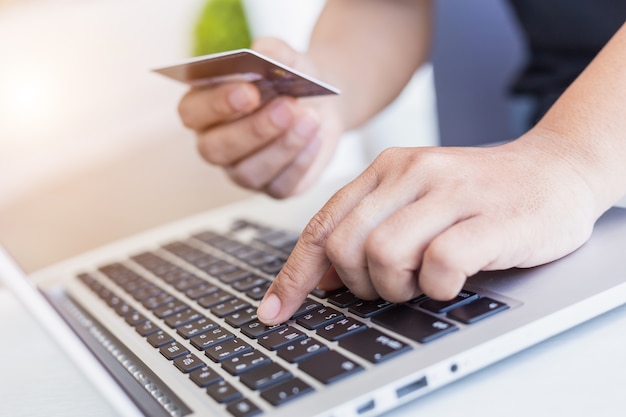 Sluit omhoog vrouwenhanden houdend creditcard