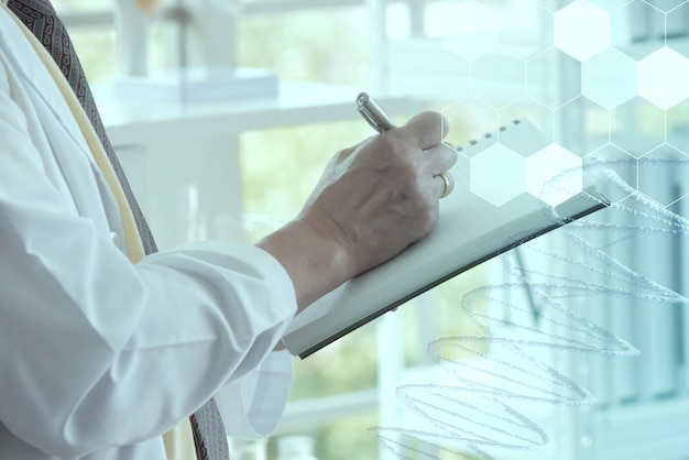 Foto sluit omhoog wetenschapper die in laboratorium werkt