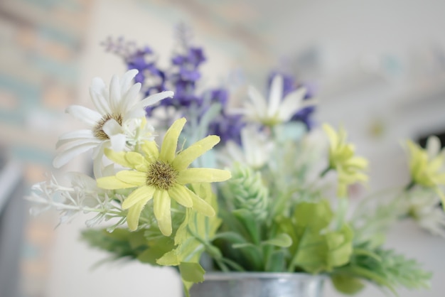 Sluit omhoog witte en groene bloemen met stuifmeel