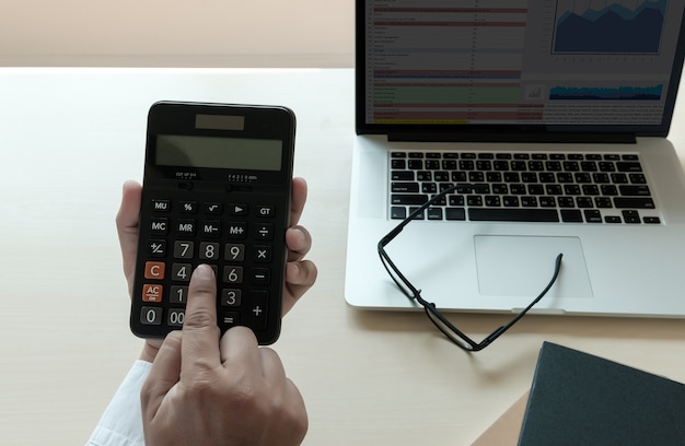 Sluit omhoog zakenman gebruikend calculator