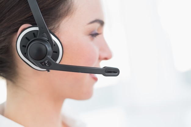 Sluit omhoog zijaanzicht van onderneemster die hoofdtelefoon draagt