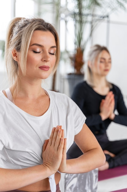 Foto sluit ontspannen mediterende vrouwen