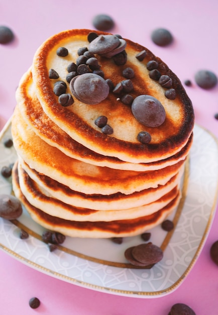 Sluit pannenkoeken met kleine chocoladestukjes bovenop de pannenkoek