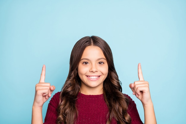 Sluit positieve preteen omhoog geïsoleerde levendige blauwe kleurenmuur