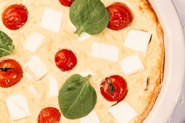 Sluit Ricotta en spinazie omhoog de stukken van de quichepastei op houten raad