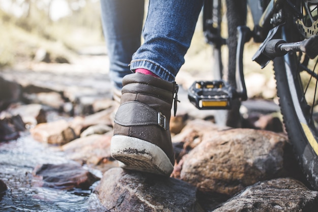 Sluit voeten vrouw omhoog het hipster omhoog reizen met fiets op het bos ontspannen tijd en vakantie