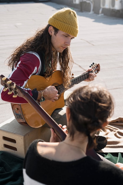 Foto sluit vrienden die muziek maken