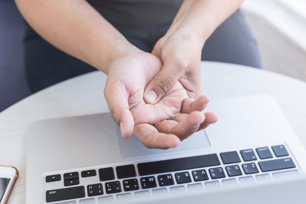 Sluit vrouw omhoog houdend en drukkend of wat betreft haar hand