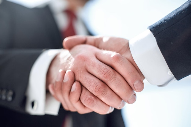 Sluit zakenpartners van de handshake