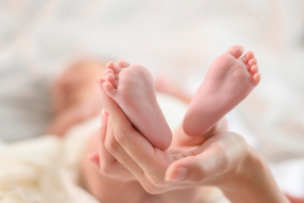 Sluiten van de hand met de voeten van de pasgeboren baby