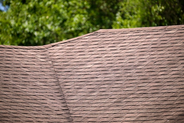 Sluiting van het dak van een huis bedekt met asfalt of bitumen gordelroos Waterdichting van nieuwbouw