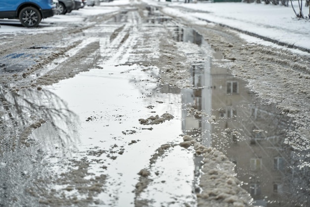 冬の降雪時に道路をスラッシュします。