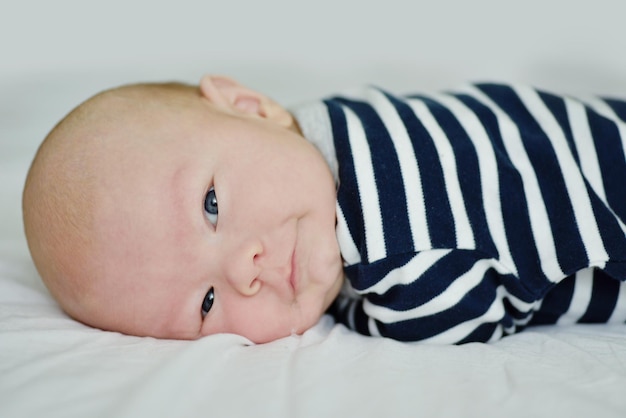 Sluwe pasgeboren ligt op het bed