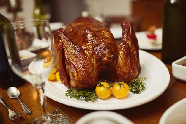 Smaakt naar Kerstmis Close-up shot van een kalkoen op een eettafel