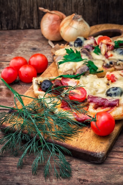 Smaakvolle zelfgemaakte pizza met spek