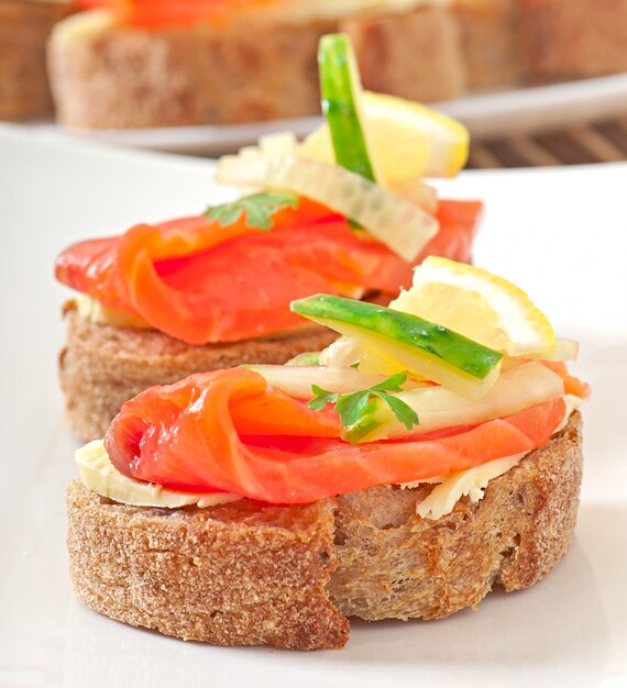 Foto smakelijk broodje met zalm