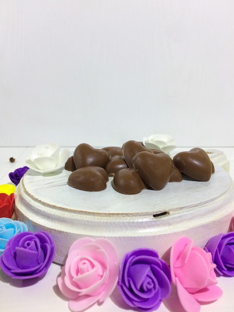 Smakelijk chocoladesuikergoed op een witte achtergrond Minimalisme
