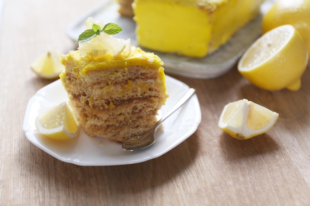 Smakelijk citroendessert op houten lijst