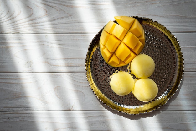 Smakelijk dessert Mochi met mangofruit op houten ondergrond