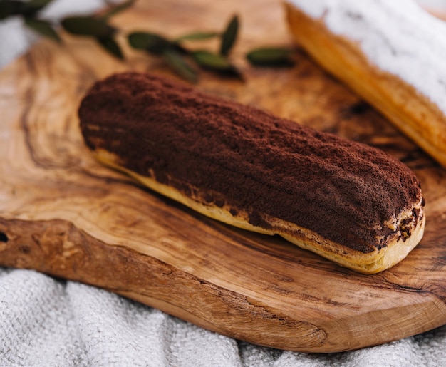 Smakelijk dessert twee eclairs met vanille en chocoladeroomlaagje