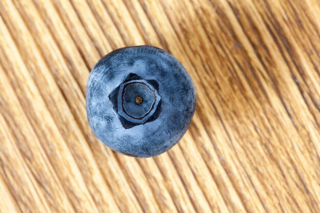 Smakelijk een blauwe rijpe bosbessen bes op een houten tafel, close-up bovenop