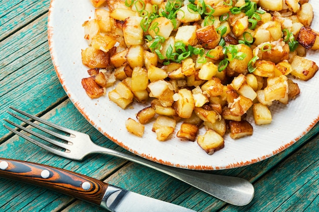 Smakelijk gebakken aardappelen. Heerlijke gebakken aardappelen op het bord