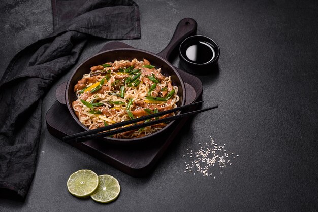 Smakelijk gerecht uit de Aziatische keuken met rijstnoedels, kip en sojasaus