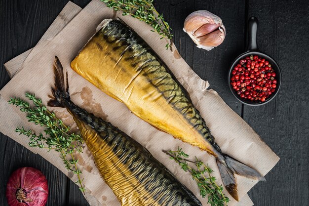 Smakelijk gerookte vismakreel, op zwarte houten tafel