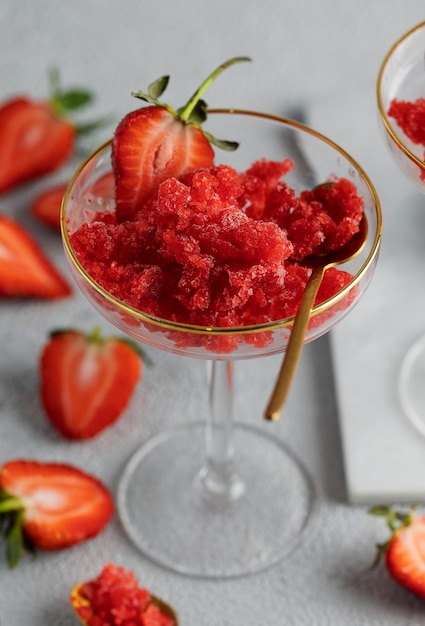 Foto smakelijk granita-dessert met hoge hoek van het aardbeistilleven