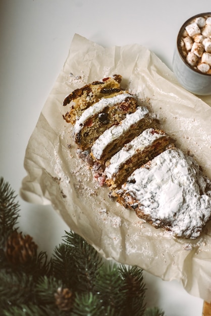 Smakelijk kerstgebak, stol op een houten bord met kerstdecor. Bovenaanzicht voorbereiden op de feestdagen, zelfgemaakt bakken