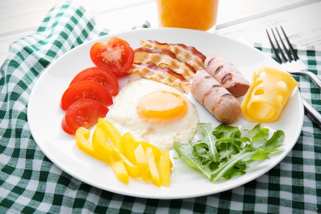 Smakelijk ontbijt met ei op plaat