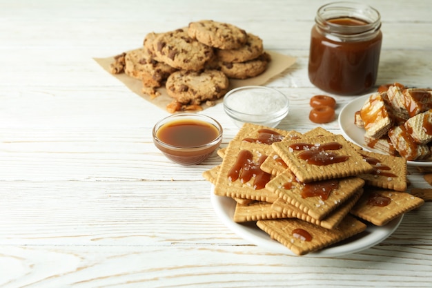 Smakelijk snackconcept met koekjes met karamel op witte houten lijst