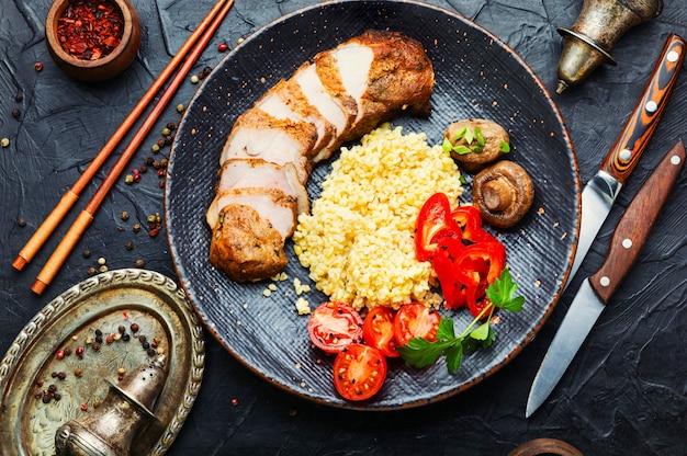 Smakelijk vleesbiefstuk met bulgur pap en groenten