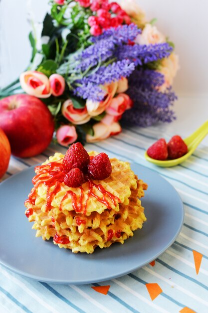 Smakelijk voedsel zoete wafels met aardbeien en jam topping