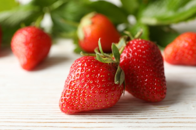 Smakelijke aardbei op witte houten achtergrond