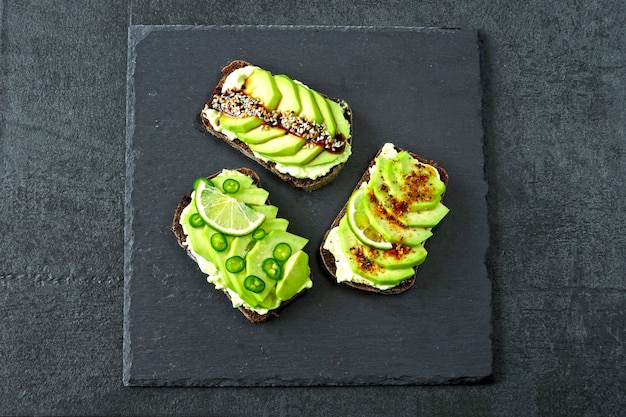 Smakelijke avocadotoosts met prachtige toppings.