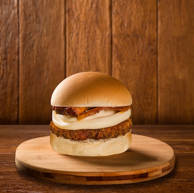 Smakelijke Bacon Cheese Burger op houten plaat