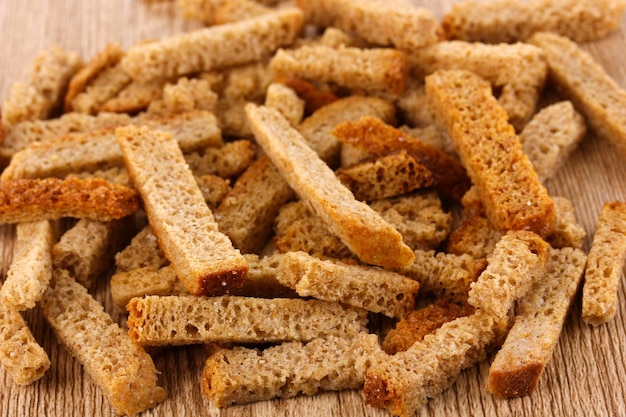 Smakelijke beschuit op houten achtergrond
