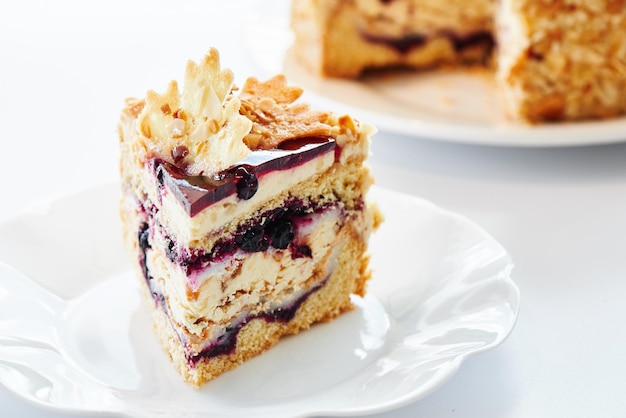 Smakelijke bessencake op een witte plaat. Zelfgemaakt gebak, zoet dessert voor de vakantie