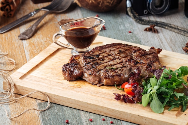 Smakelijke biefstuk met gegrilde groenten