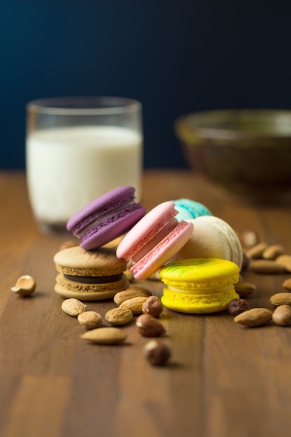 Smakelijke bitterkoekjes en kopje melk met amandel op houten achtergrond Selectieve aandacht.