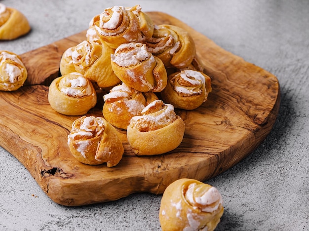 Smakelijke blozende bunsroses op hout close-up